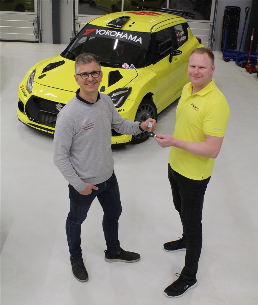 'Giv nu gas og vis dit talent' - Teamchef Anders Lysen overgiver nøglerne til sin Suzuki Swift R Plus til Kenneth Madsen.
(Foto: Suzuki Motorsport)